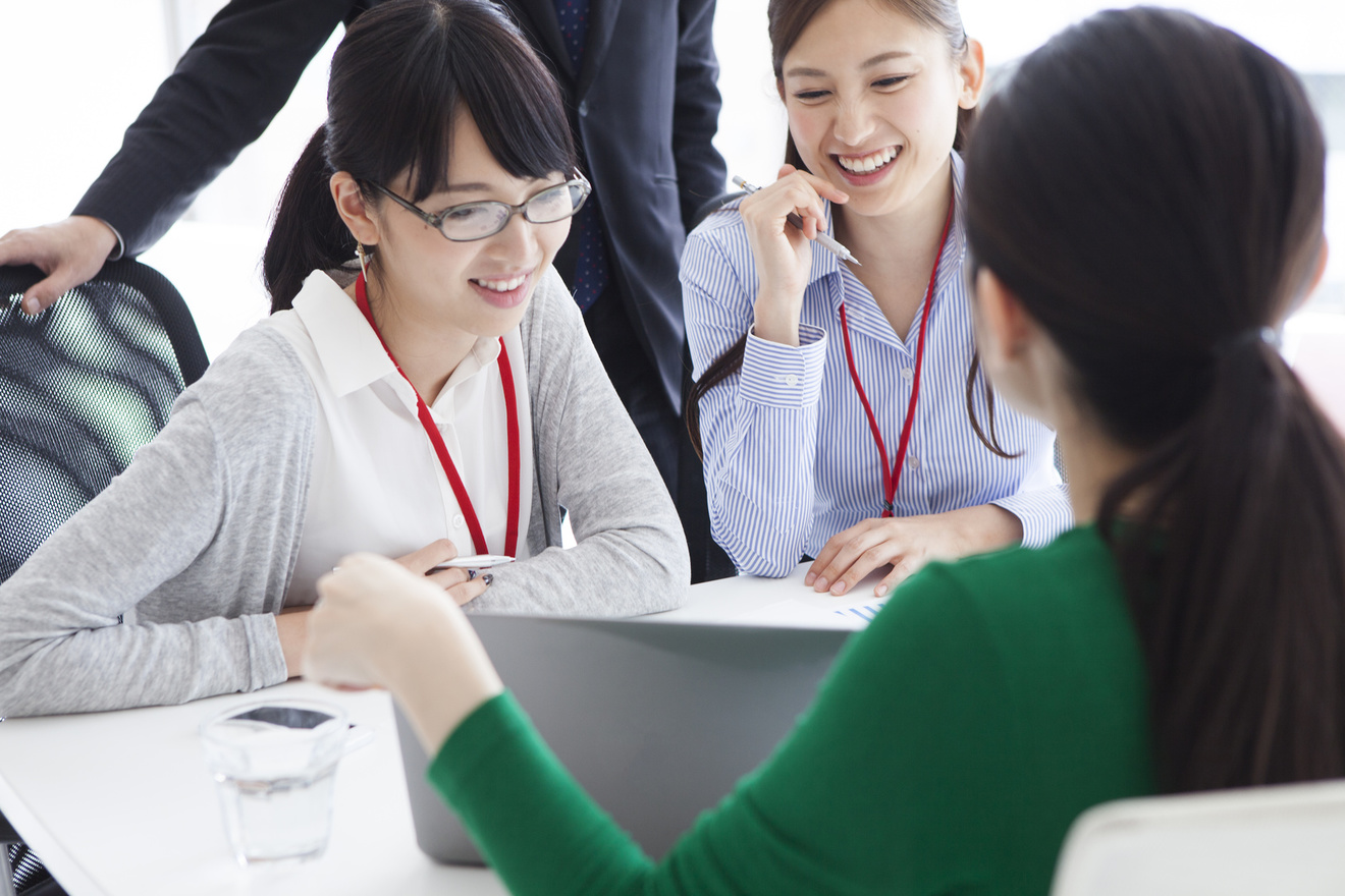 『人を動かす』はビジネスにも恋愛にも最適!? 6つのポイントを要約解説!