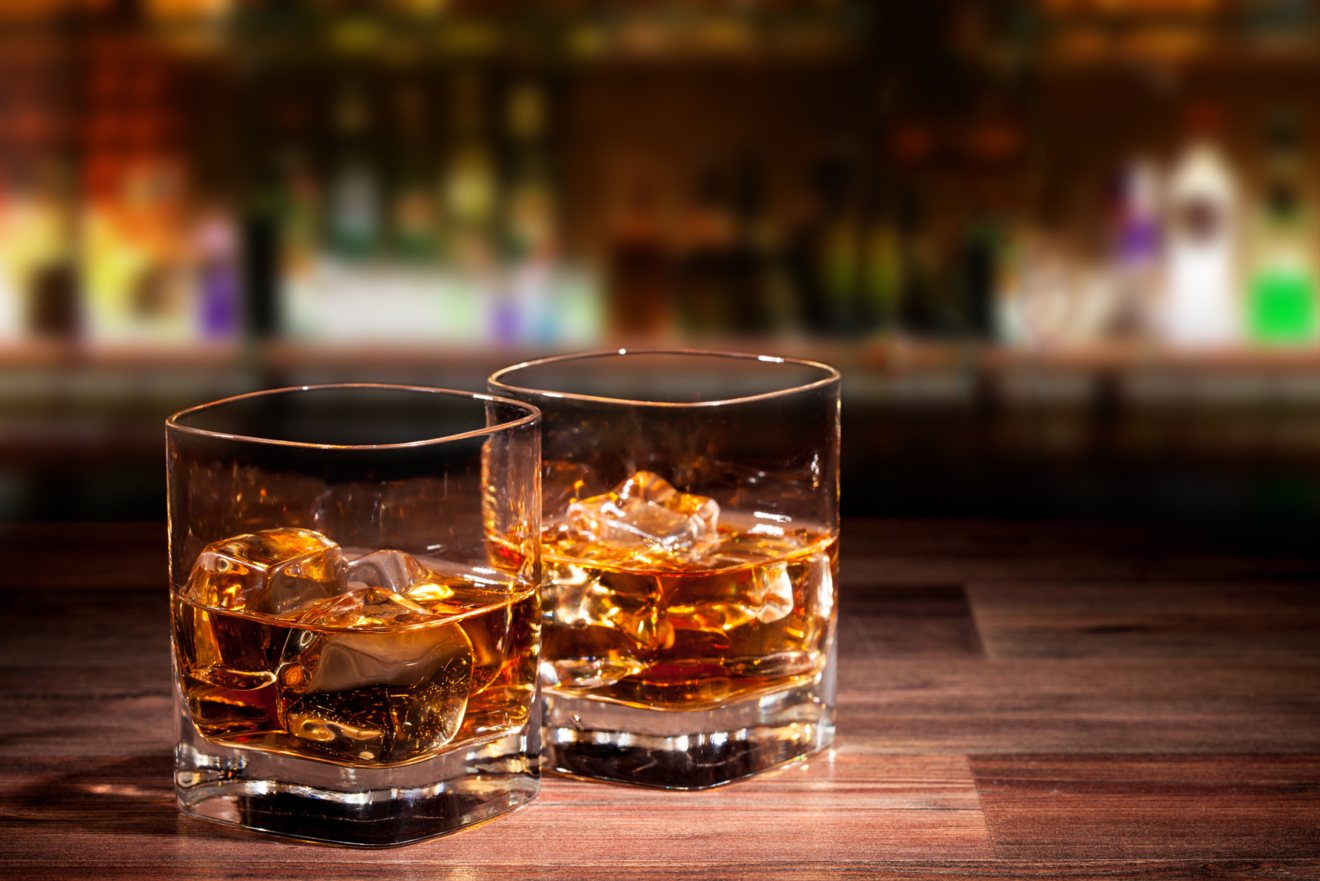 酒好き必見!つい飲みたくなる、お酒が出てくる小説おすすめ5選!
