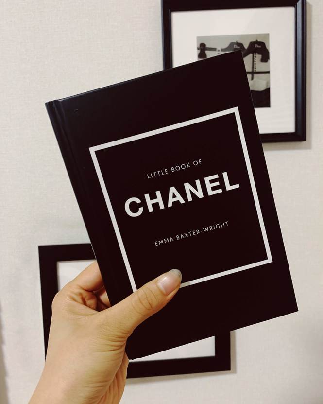 ただ持つだけでも様になる『LITTLE BOOK OF CHANEL』